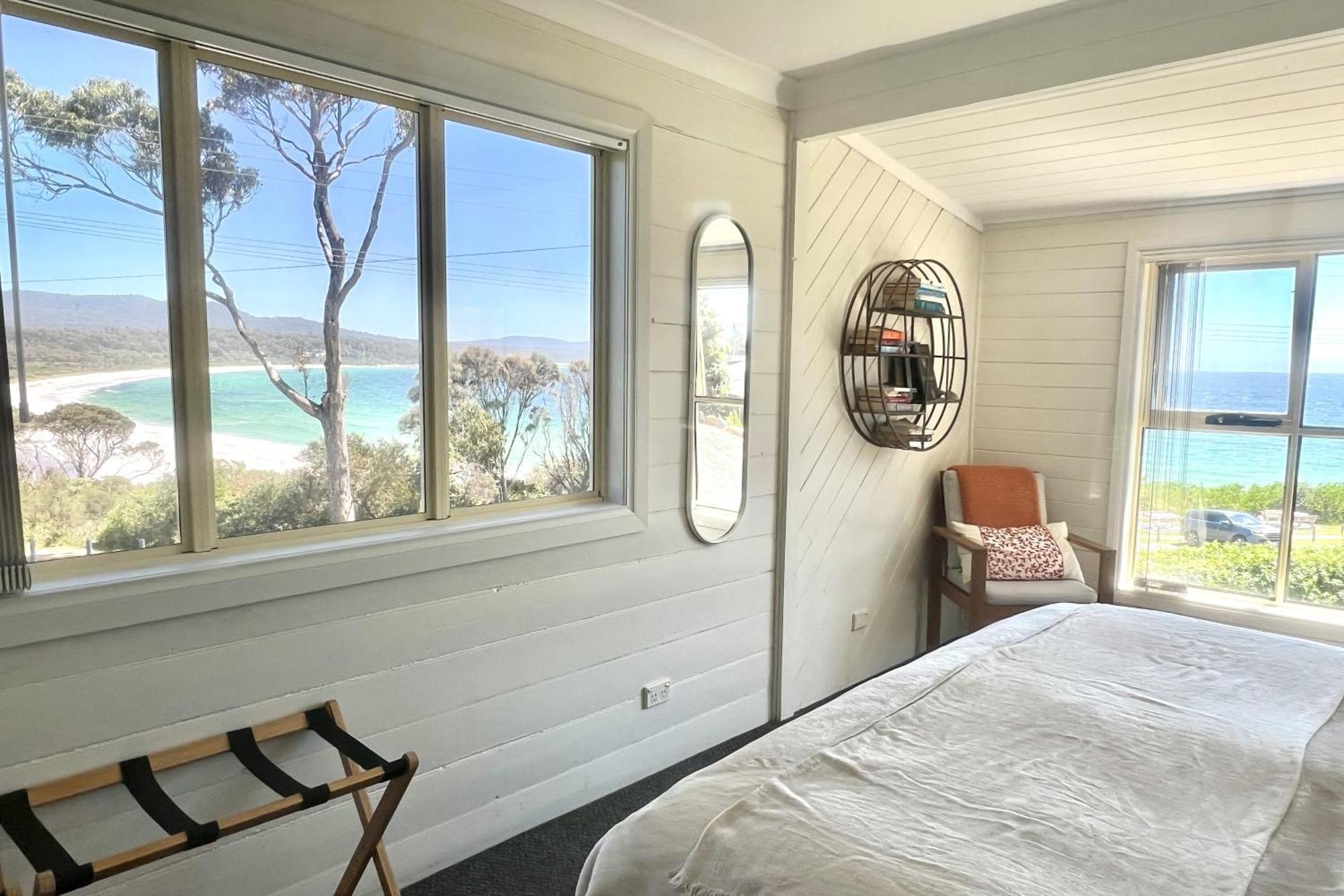 Binalong Beach Cottage Beachfront At Bay Of Fires Next To Restaurant Binalong Bay エクステリア 写真